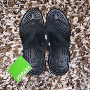 NWT. Crocs black flip flops women’s 8